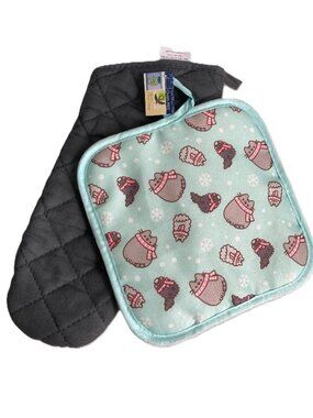 PUSHEEN CATS Quilted Hot Pad and Oven Mitt with Hanging Hooks Gift Set